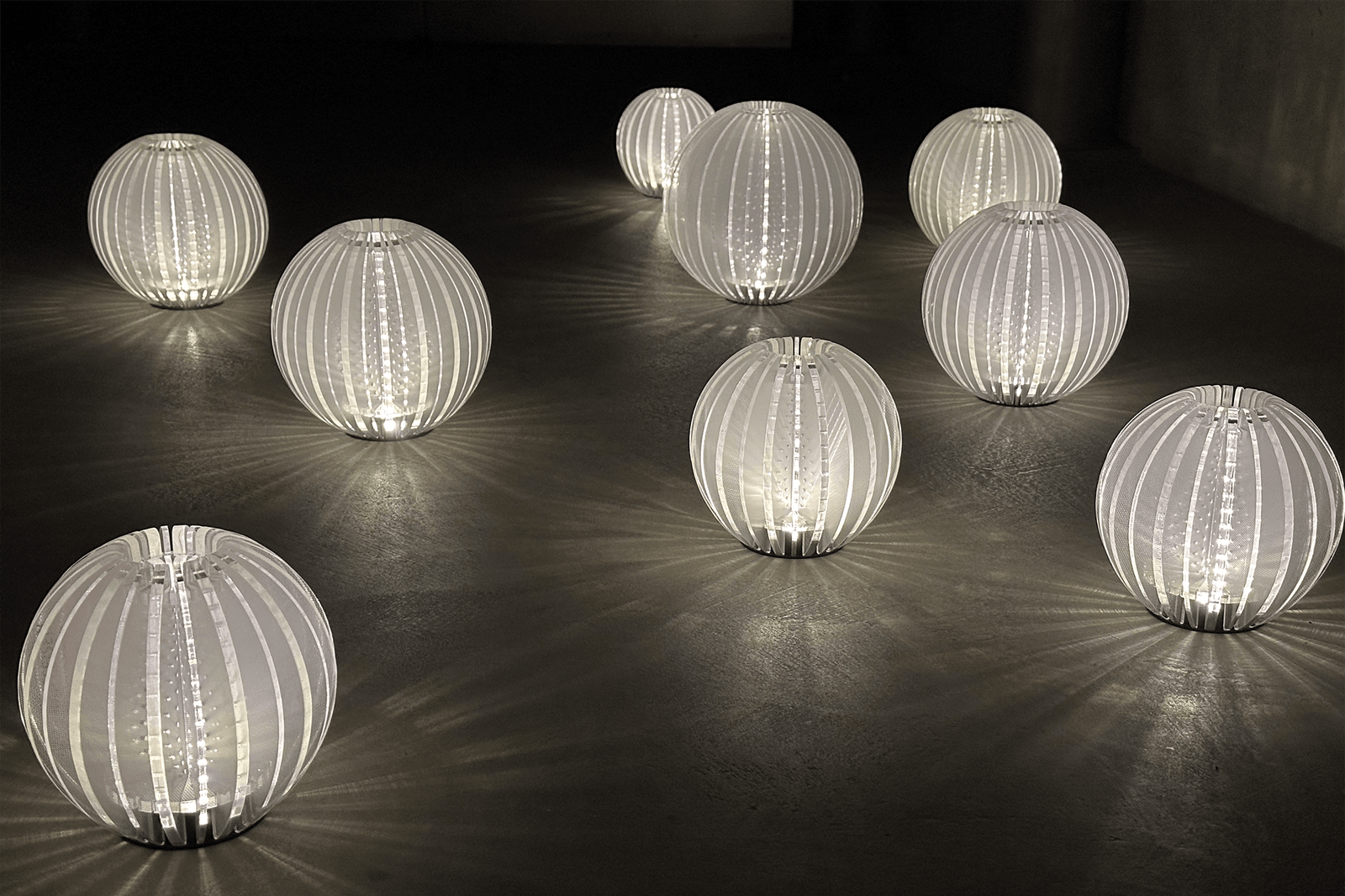 Eine Gruppe von Solarlichtern auf Betonboden