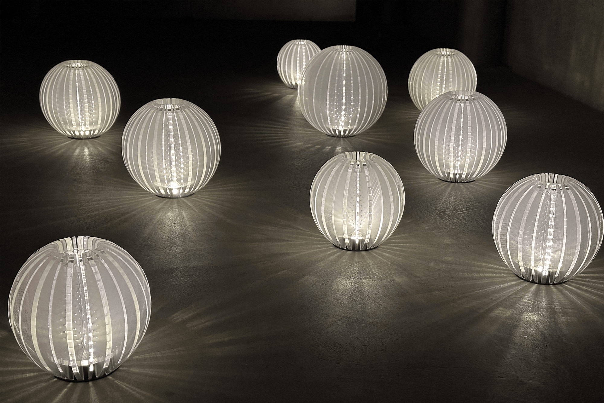 Eine Gruppe von Solarlichtern auf Betonboden