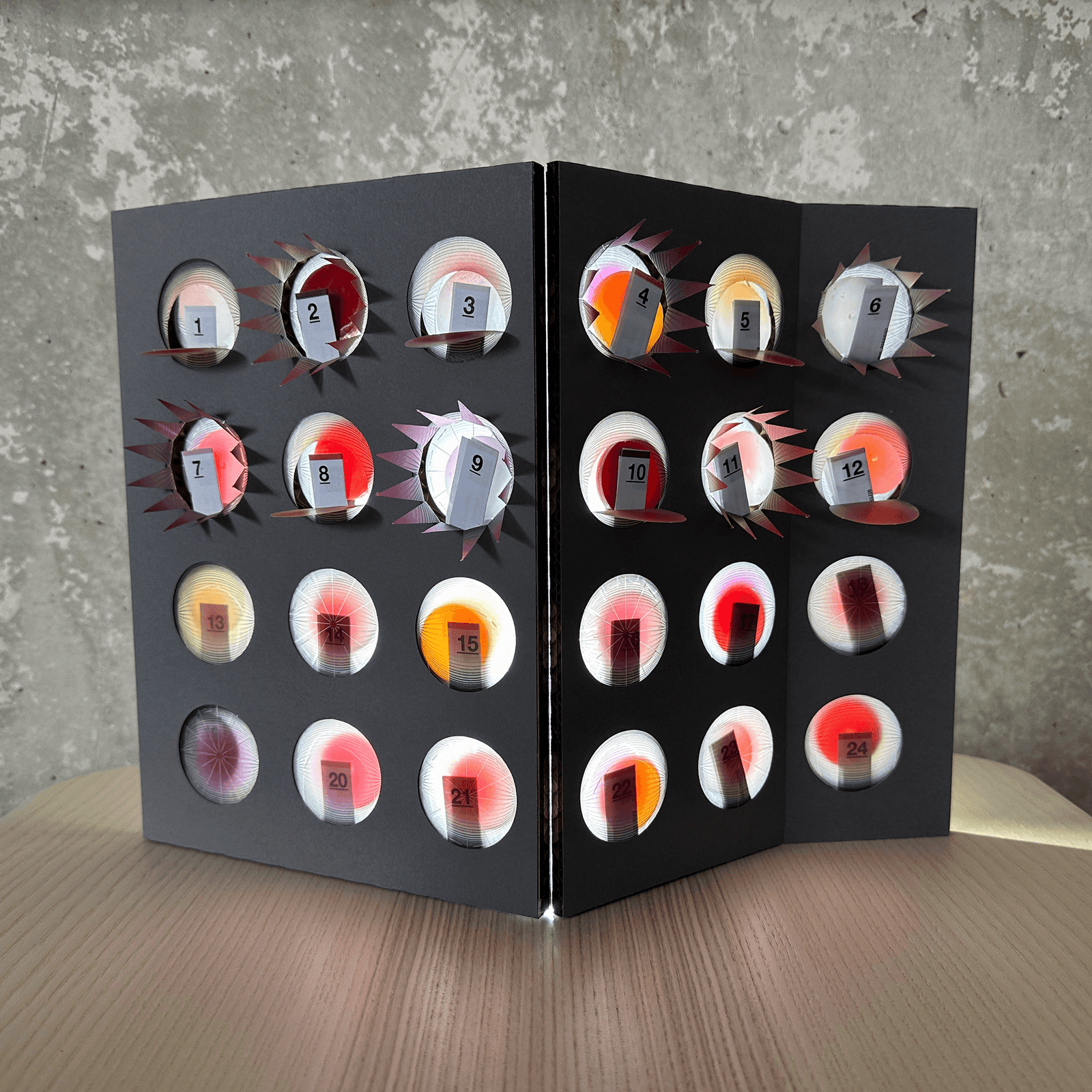 teilweise offener Adventskalender im Gegenlicht