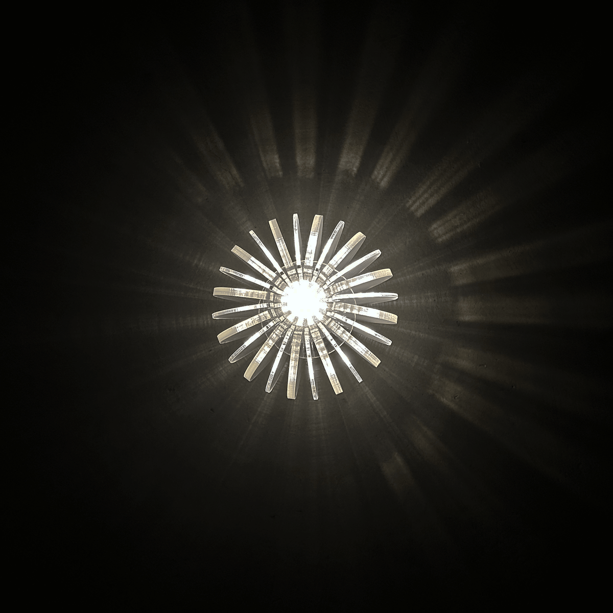 Solarlicht von oben gesehen mit Strahlenmuster auf dem Boden