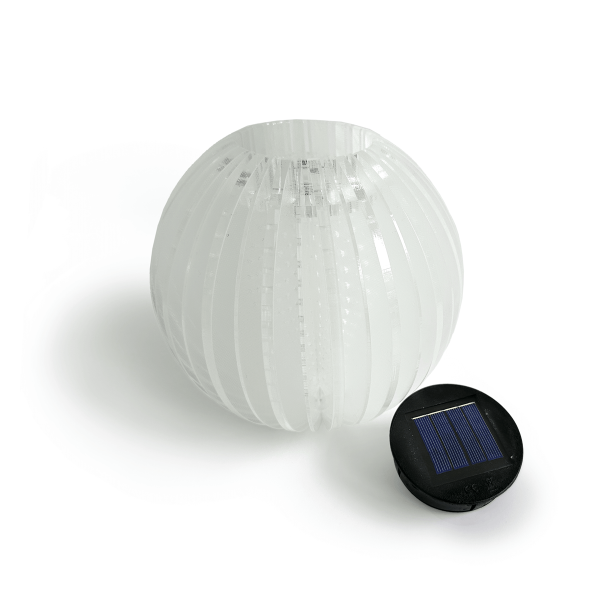 Solarlicht mit entfernter Solarzelle, die danebenliegt